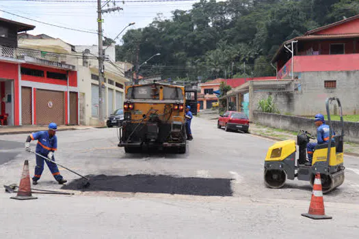 Rua Francisco Tometich recebe serviços de tapa-buracos