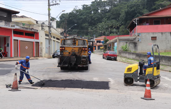 Rua Francisco Tometich recebe serviços de tapa-buracos