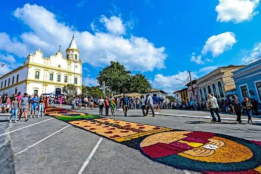 Tradição do tapete decorado no Corpus Christi em Santana de Parnaíba completa 55 anos