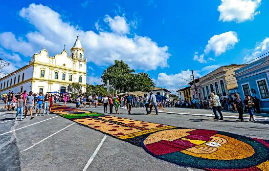 Tradição do tapete decorado no Corpus Christi em Santana de Parnaíba completa 55 anos