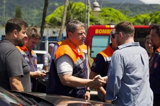 Tarcísio confirma 44 mortes no litoral e prepara saídas marítimas para população