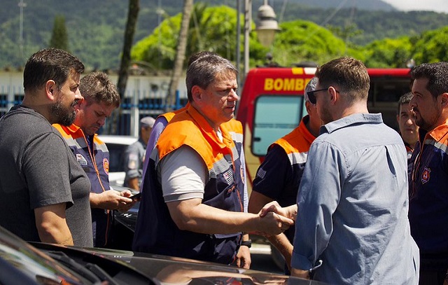 Tarcísio confirma 44 mortes no litoral e prepara saídas marítimas para população