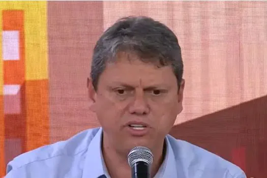 Tarcísio defende posse de armas e volta condenar Roberto Jefferson