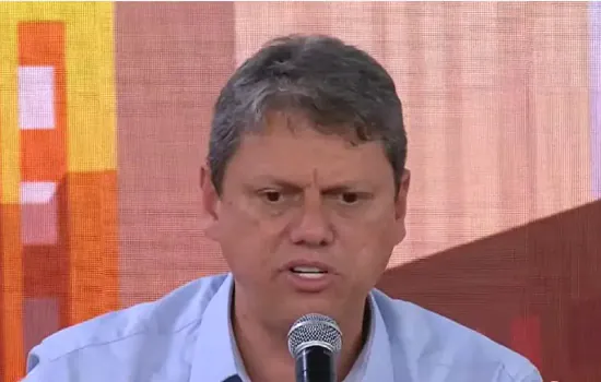 Tarcísio defende posse de armas e volta condenar Roberto Jefferson