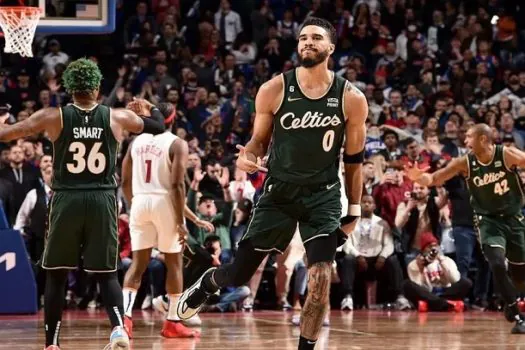 Tatum faz cesta de 3 a 1.3 segundos do fim e Celtics superam 76ers na NBA