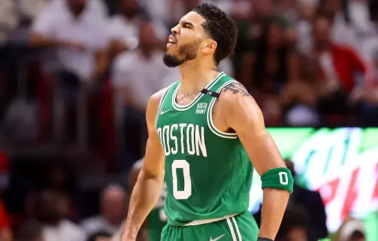 Tatum faz 40 pontos e Celtics vencem a terceira