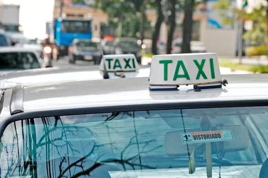 301,5 mil se inscrevem para receber auxílio-taxista