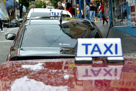 Santo André regulamenta uso de publicidade em táxis