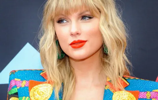 Taylor Swift faz sua estreia no TikTok recriando os looks de seus álbuns