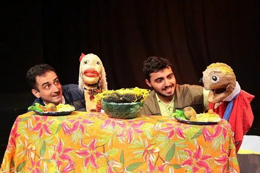 Teatro de graça e exposição de brinquedos para crianças da periferia de SP