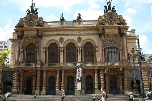 Estudantes da Rede Municipal realizam visita guiada à exposição “Contramemória” no Theatro