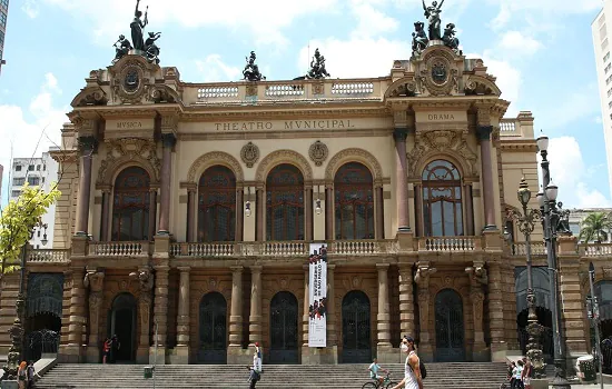 Estudantes da Rede Municipal realizam visita guiada à exposição “Contramemória” no Theatro