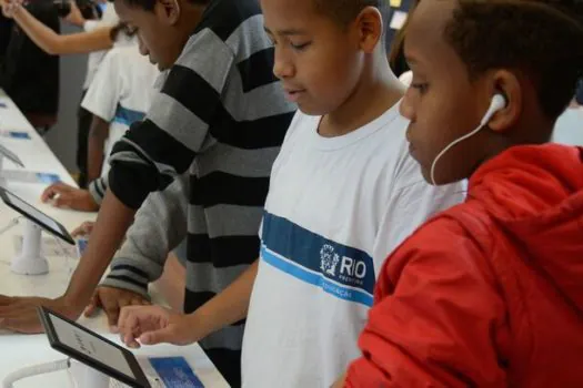 Redes de ensino buscam caminhos para uso de tecnologia nas escolas