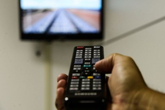 Presença de TV diminui e 42,1% dos lares com o aparelho têm streaming