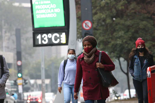 Domingo ainda registra temperaturas baixas, mas frio perde força