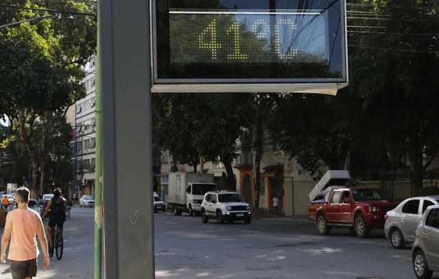 Prefeitura do RJ autoriza servidores a usarem bermudas no verão