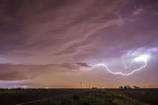 Tempestade Nicole tem potencial para se transformar em furacão e atingir Flórida