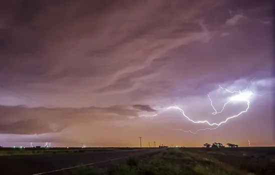 Tempestade Nicole tem potencial para se transformar em furacão e atingir Flórida