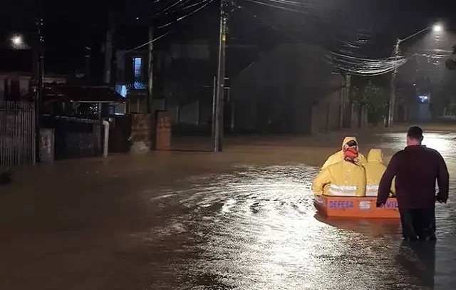 Número de mortos após ciclone no RS sobe para 15