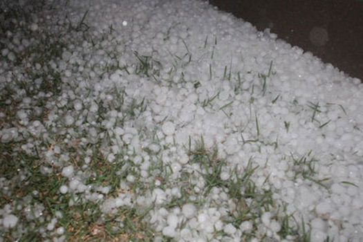 Chuva com granizo danifica carros e casas em Cajamar (SP)