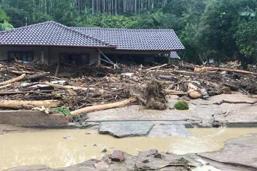 Temporal em Santa Catarina: 7 mortes e milhares de desabrigados