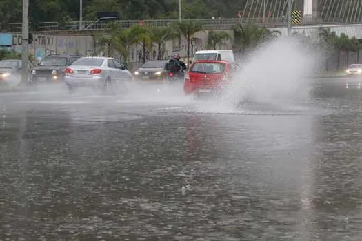 Temporal atinge São Paulo e frente fria chega no feriado