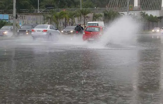 Temporal atinge São Paulo e frente fria chega no feriado