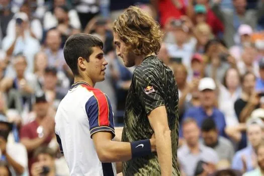 Alcaraz aumenta freguesia contra Tsitsipas e é bicampeão em Barcelona sem sets perdidos