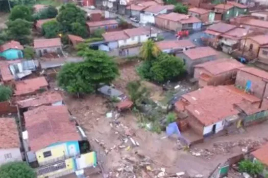 Fortes chuvas em Teresina deixam dois mortos e dezenas de casas destruídas