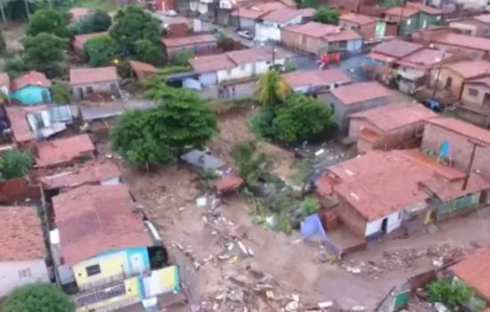 Fortes chuvas em Teresina deixam dois mortos e dezenas de casas destruídas