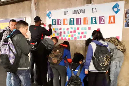 Terminal Diadema ganha mural de frases e rodas de conversa para inspirar passageiros