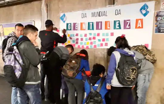 Terminal Diadema ganha mural de frases e rodas de conversa para inspirar passageiros