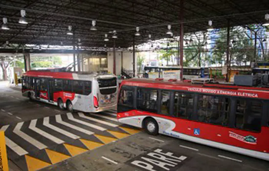 Terminais em SP recebem exposição Corpos das Penhas para debater violência contra a mulher