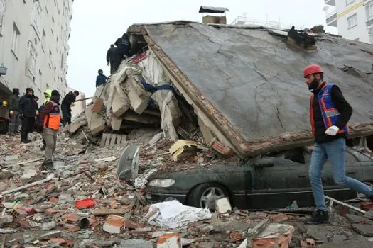 Número de mortos no terremoto na Turquia e Síria sobe para 35 mil