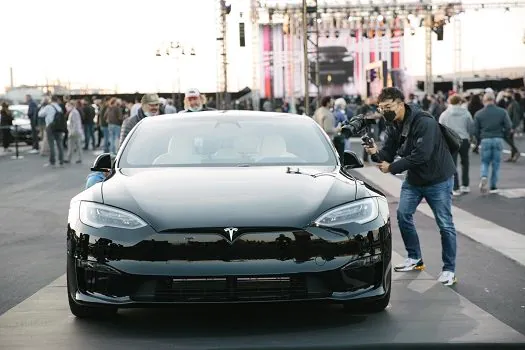 Tesla faz recall de 285 mil veículos na China por riscos em piloto automático