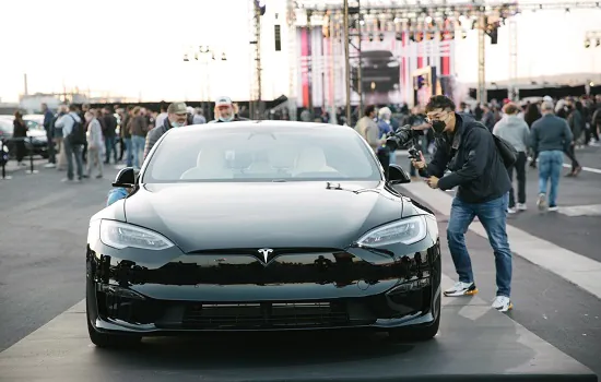 Tesla faz recall de 285 mil veículos na China por riscos em piloto automático