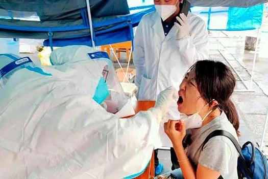 Na China dois casos já são determinantes para conter o avanço da pandemia