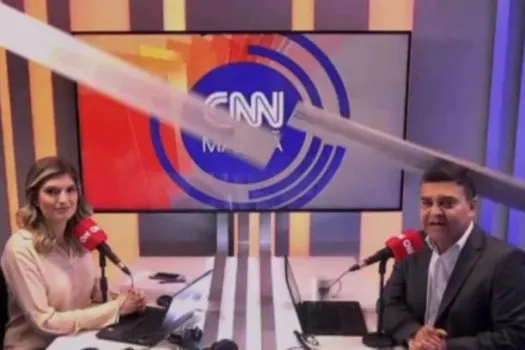 Teto do cenário da CNN Brasil desaba ao vivo e atinge apresentadores