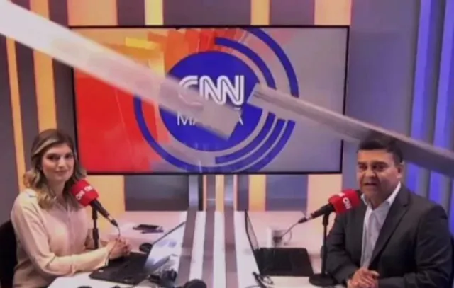 Teto do cenário da CNN Brasil desaba ao vivo e atinge apresentadores