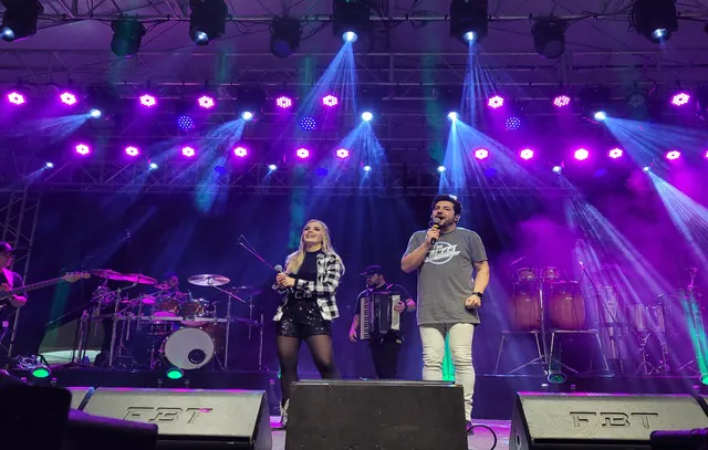 Thaeme e Thiago marcam primeiro dia de Arraial Solidário em show com 10 mil pessoas