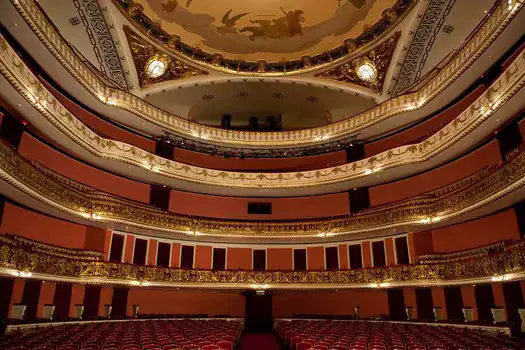 Theatro Municipal SP homenageia profissionais da saúde em videoclipe