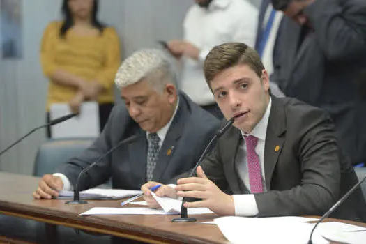 Thiago Auricchio pleiteia cumprimento de lei que suspende corte de luz, água e esgoto