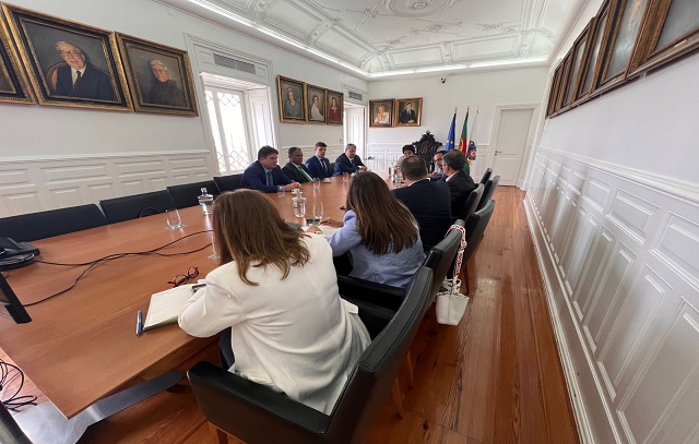 Thiago Auricchio visita Santa Casa de Lisboa ao lado do governador Tarcísio