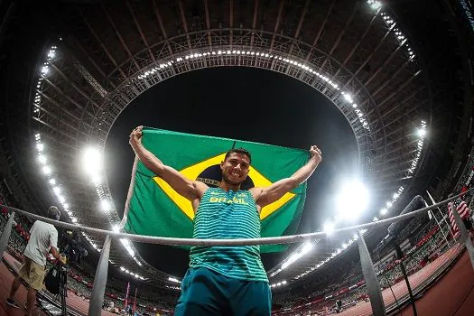 Após ouro no Rio-2016, Thiago Braz fatura o bronze no salto com vara em Tóquio