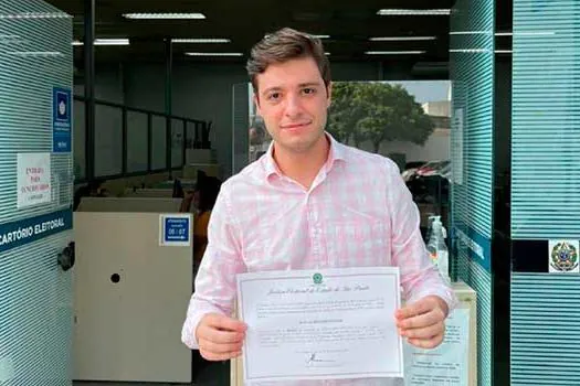 Thiago Auricchio retira diploma do pai