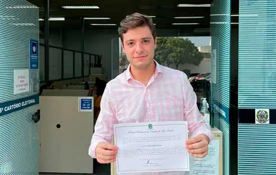 Thiago Auricchio retira diploma do pai