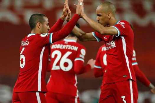 Voltando de lesão, Fabinho e Thiago Alcântara viajam com Liverpool para final