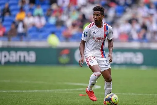 Thiago Mendes renova com o Lyon até 2025 e adia retorno ao futebol brasileiro