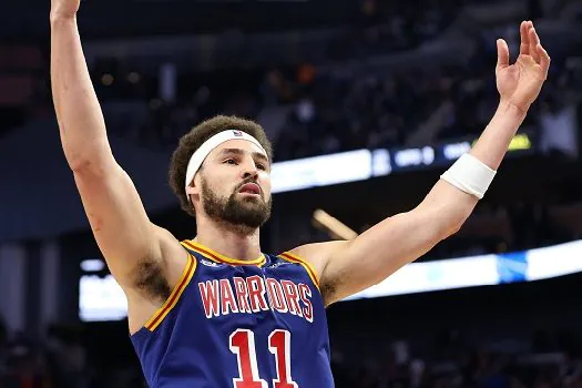 Curry e Thompson dão show e Warriors vencem Pistons; Wolves batem Knicks no fim