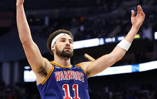 Curry e Thompson dão show e Warriors vencem Pistons; Wolves batem Knicks no fim